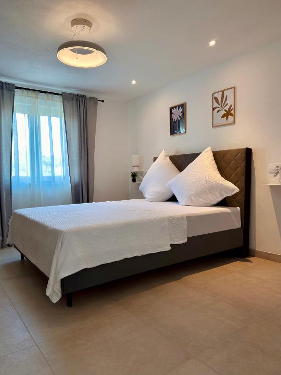 Apartment No2 – Penthouse mit Meerblick, Wohnbereich und Terrasse